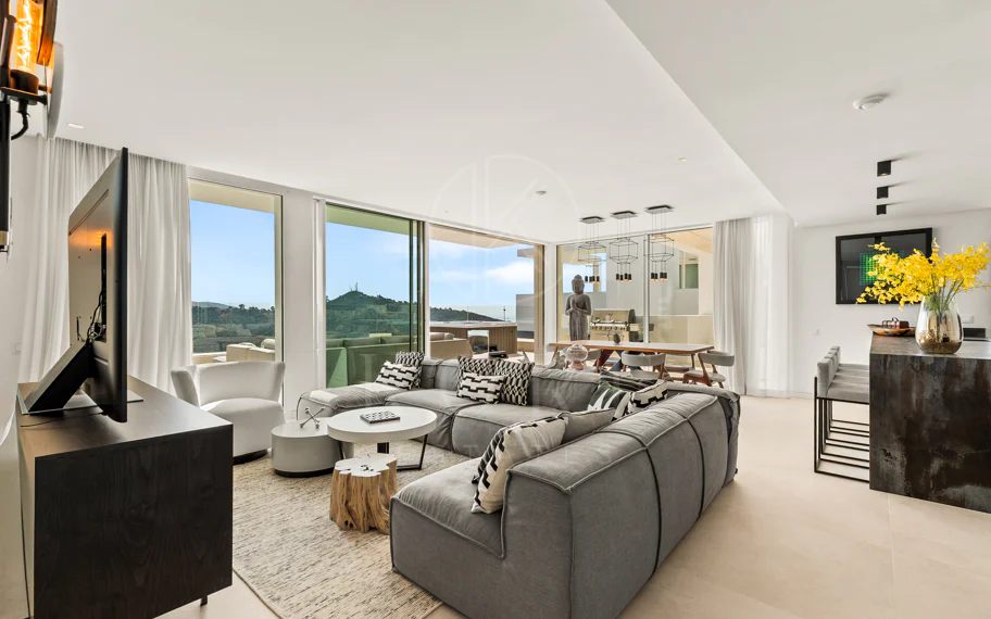 Ático Panorámico con Enorme Terraza y Vistas al Mar en Venta en Palo Alto, Marbella