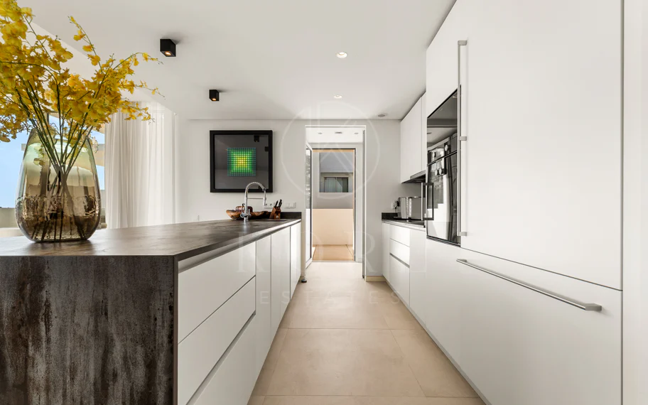 Ático Panorámico con Enorme Terraza y Vistas al Mar en Venta en Palo Alto, Marbella
