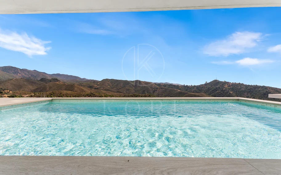 Ático Panorámico con Enorme Terraza y Vistas al Mar en Venta en Palo Alto, Marbella