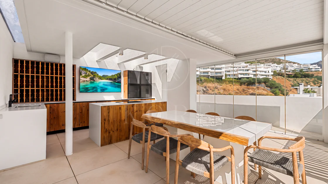 Ático Panorámico con Enorme Terraza y Vistas al Mar en Venta en Palo Alto, Marbella
