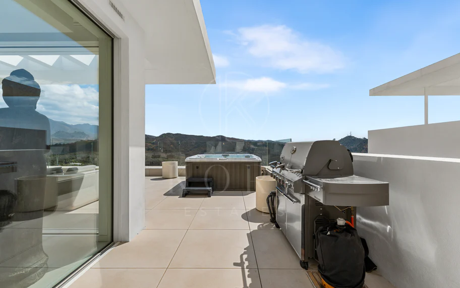Ático Panorámico con Enorme Terraza y Vistas al Mar en Venta en Palo Alto, Marbella