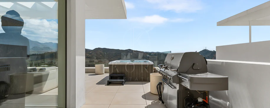 Ático Panorámico con Enorme Terraza y Vistas al Mar en Venta en Palo Alto,  Marbella