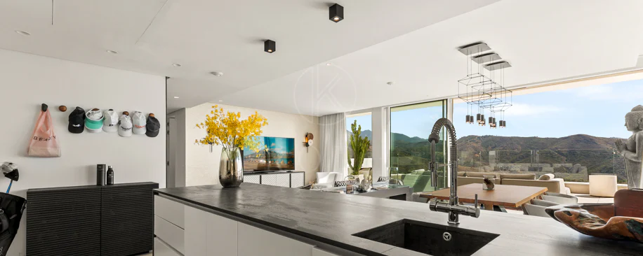 Ático Panorámico con Enorme Terraza y Vistas al Mar en Venta en Palo Alto,  Marbella