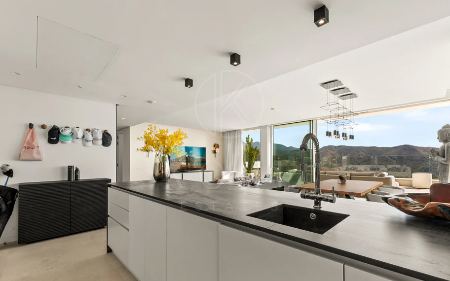 Ático Panorámico con Enorme Terraza y Vistas al Mar en Venta en Palo Alto, Marbella