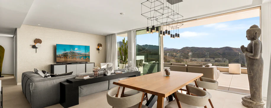 Ático Panorámico con Enorme Terraza y Vistas al Mar en Venta en Palo Alto,  Marbella