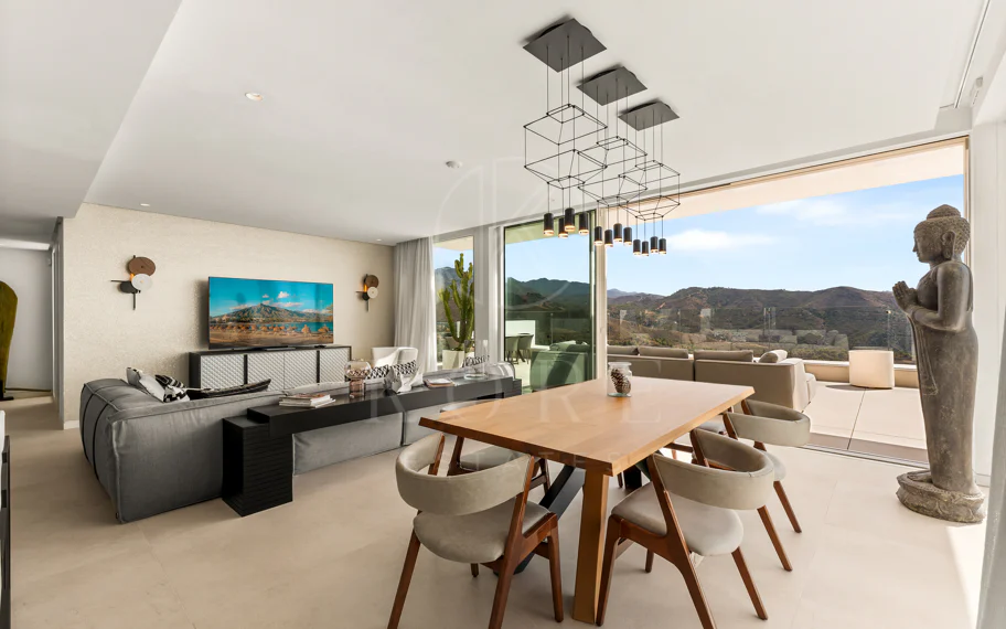 Ático Panorámico con Enorme Terraza y Vistas al Mar en Venta en Palo Alto, Marbella