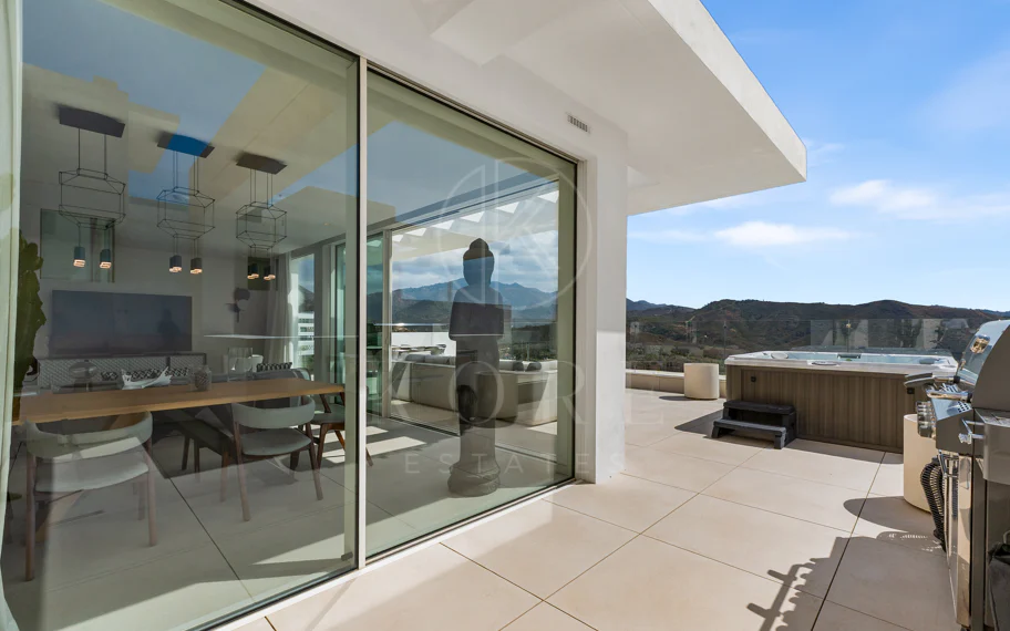 Ático Panorámico con Enorme Terraza y Vistas al Mar en Venta en Palo Alto, Marbella