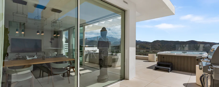 Ático Panorámico con Enorme Terraza y Vistas al Mar en Venta en Palo Alto,  Marbella