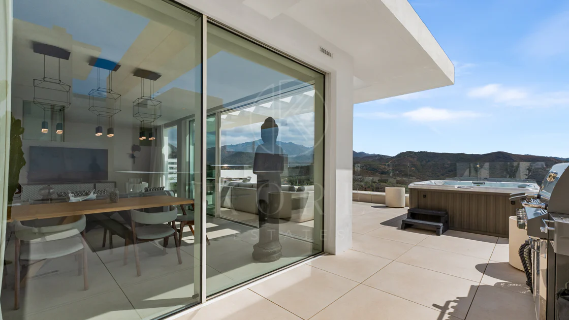 Ático Panorámico con Enorme Terraza y Vistas al Mar en Venta en Palo Alto, Marbella