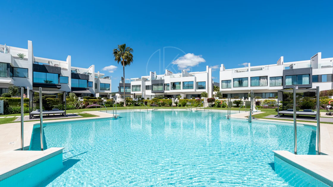 THE ISLAND, Estepona — Exclusiva Residencia de Obra Nueva con Vistas al Mar y a la Montaña