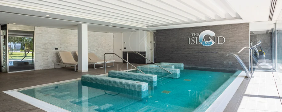 THE ISLAND, Estepona — Exclusiva Residencia de Obra Nueva con Vistas al Mar y a la Montaña