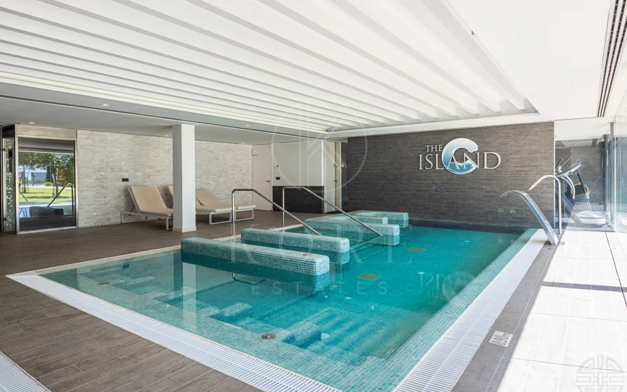 THE ISLAND, Estepona — Exclusiva Residencia de Obra Nueva con Vistas al Mar y a la Montaña