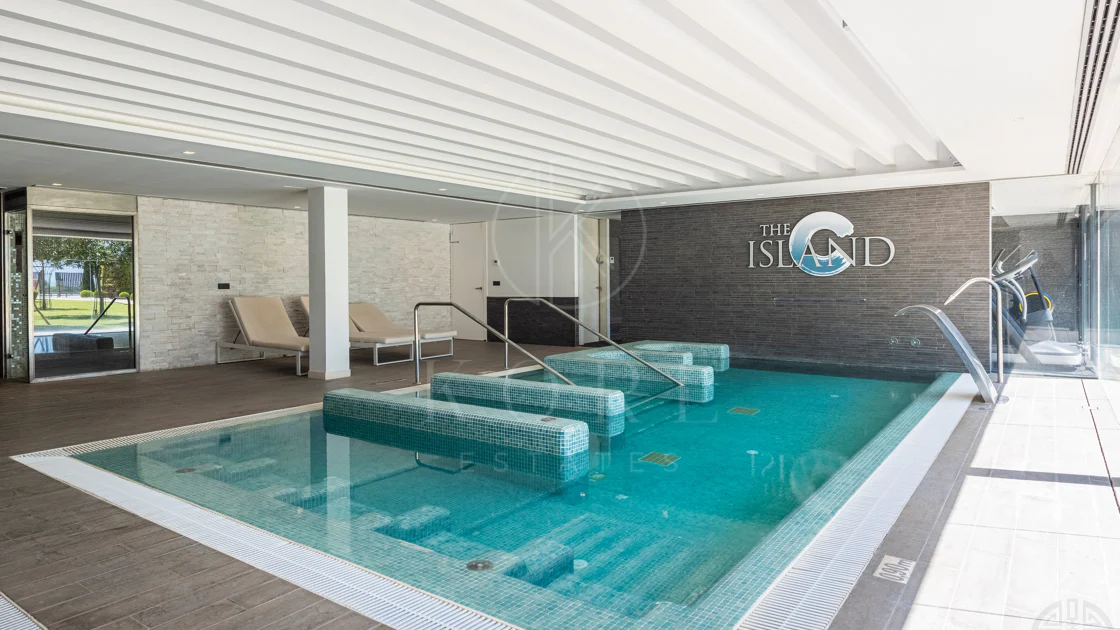 THE ISLAND, Estepona — Exclusiva Residencia de Obra Nueva con Vistas al Mar y a la Montaña