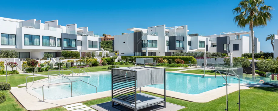 THE ISLAND, Estepona — Exclusiva Residencia de Obra Nueva con Vistas al Mar y a la Montaña