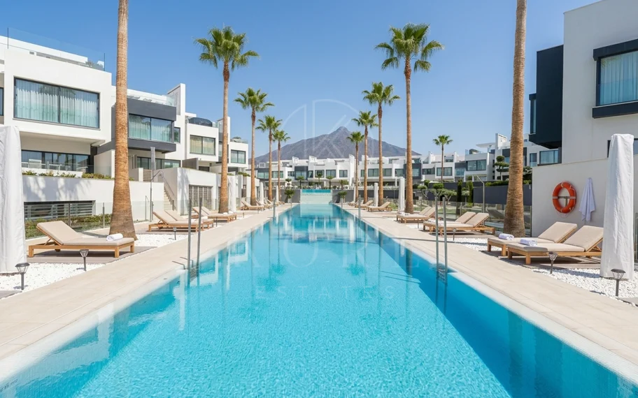 THE ISLAND, Estepona — Exclusiva Residencia de Obra Nueva con Vistas al Mar y a la Montaña