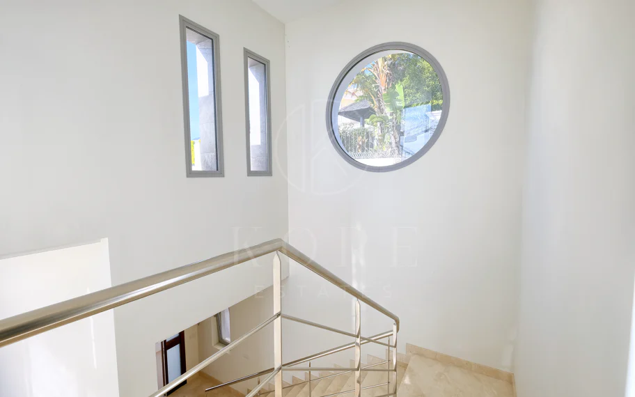 Villa de lujo de 4 dormitorios en Puerto del Capitán, Benahavís, con vistas panorámicas