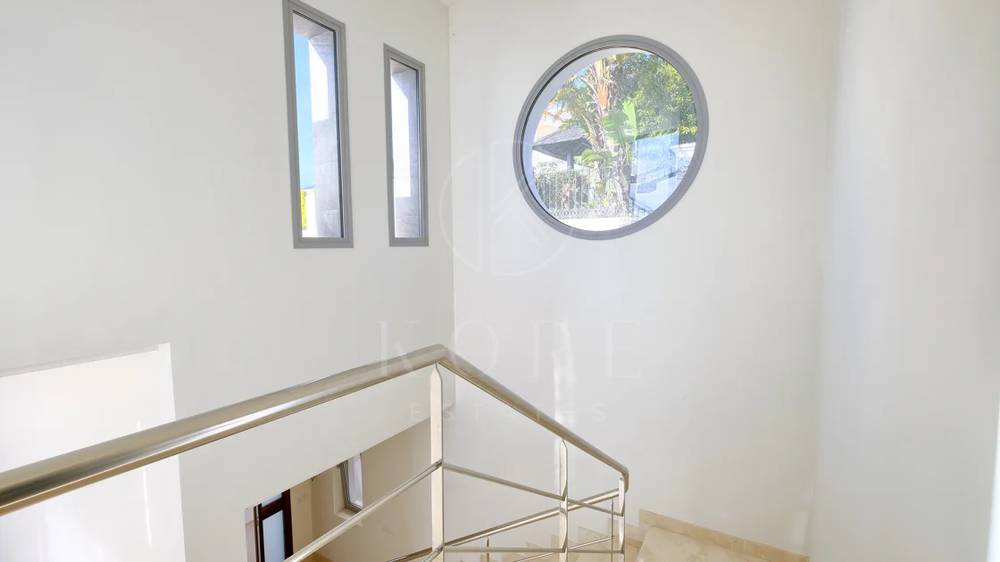 Villa de lujo de 4 dormitorios en Puerto del Capitán, Benahavís, con vistas panorámicas
