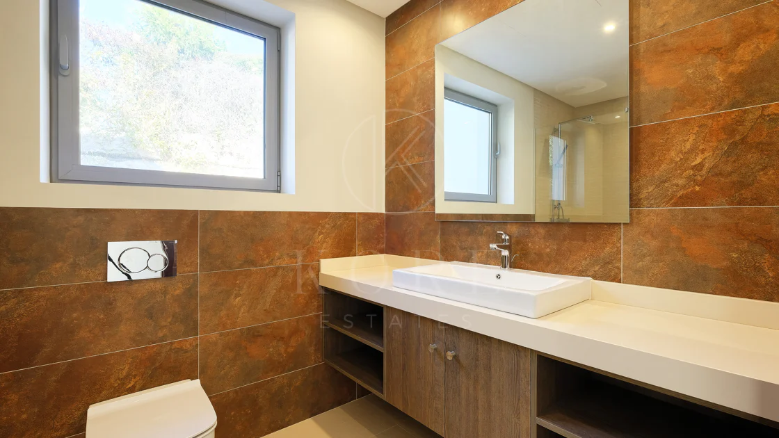 Villa de lujo de 4 dormitorios en Puerto del Capitán, Benahavís, con vistas panorámicas