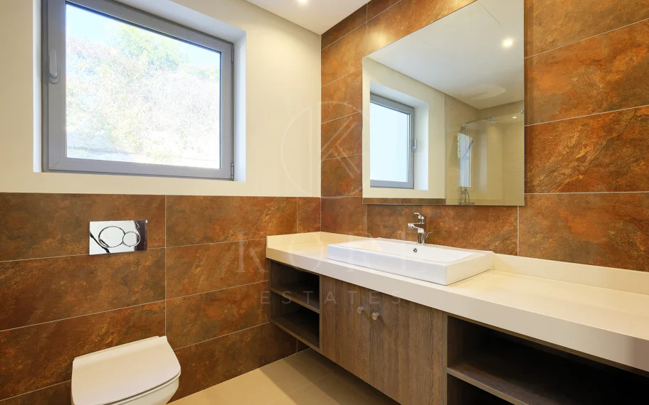 Villa de lujo de 4 dormitorios en Puerto del Capitán, Benahavís, con vistas panorámicas