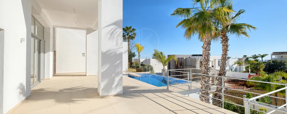 Villa de lujo de 4 dormitorios en Puerto del Capitán, Benahavís, con vistas panorámicas