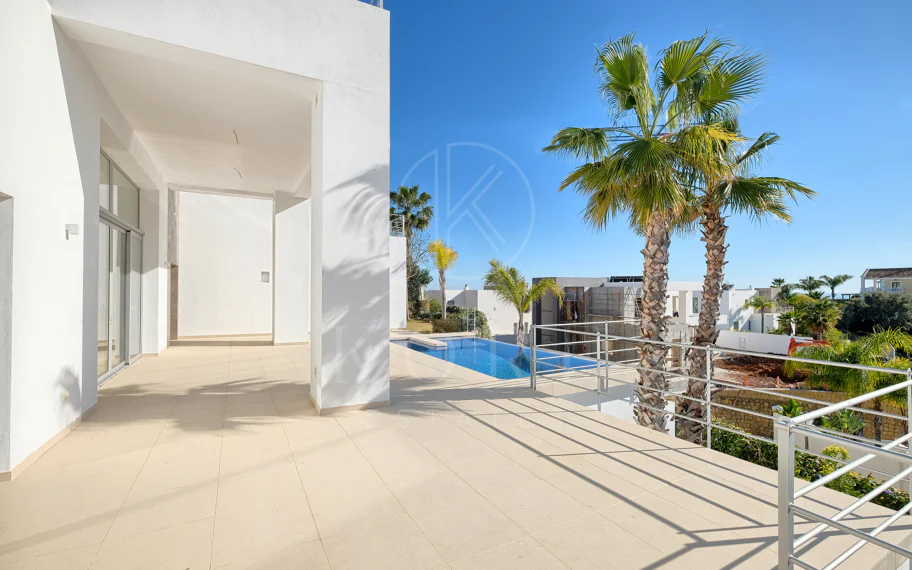 Villa de lujo de 4 dormitorios en Puerto del Capitán, Benahavís, con vistas panorámicas