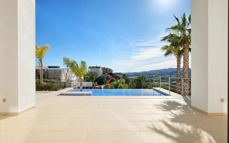 Villa de lujo de 4 dormitorios en Puerto del Capitán, Benahavís, con vistas panorámicas