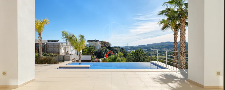 Villa de lujo de 4 dormitorios en Puerto del Capitán, Benahavís, con vistas panorámicas