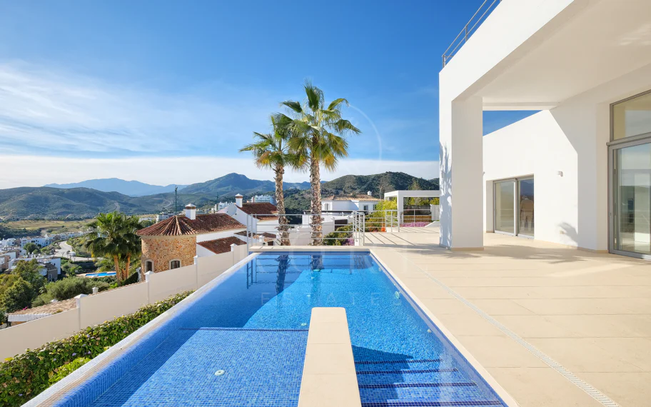 Villa de lujo de 4 dormitorios en Puerto del Capitán, Benahavís, con vistas panorámicas
