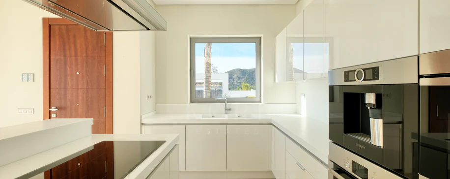 Villa de lujo de 4 dormitorios en Puerto del Capitán, Benahavís, con vistas panorámicas