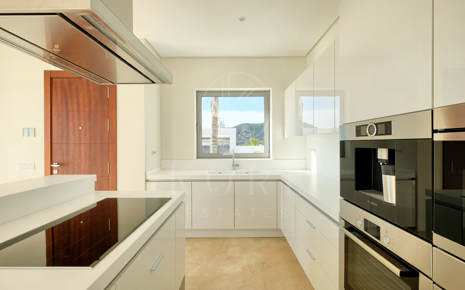 Villa de lujo de 4 dormitorios en Puerto del Capitán, Benahavís, con vistas panorámicas