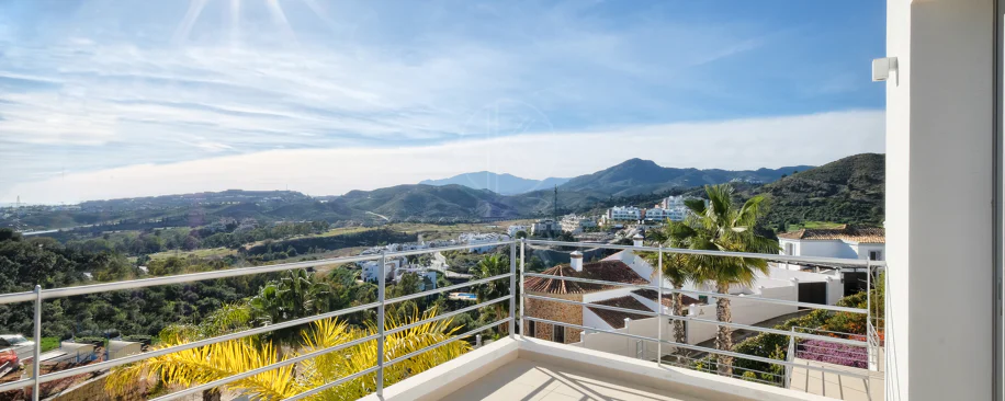 Villa de lujo de 4 dormitorios en Puerto del Capitán, Benahavís, con vistas panorámicas