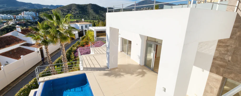 Villa de lujo de 4 dormitorios en Puerto del Capitán, Benahavís, con vistas panorámicas