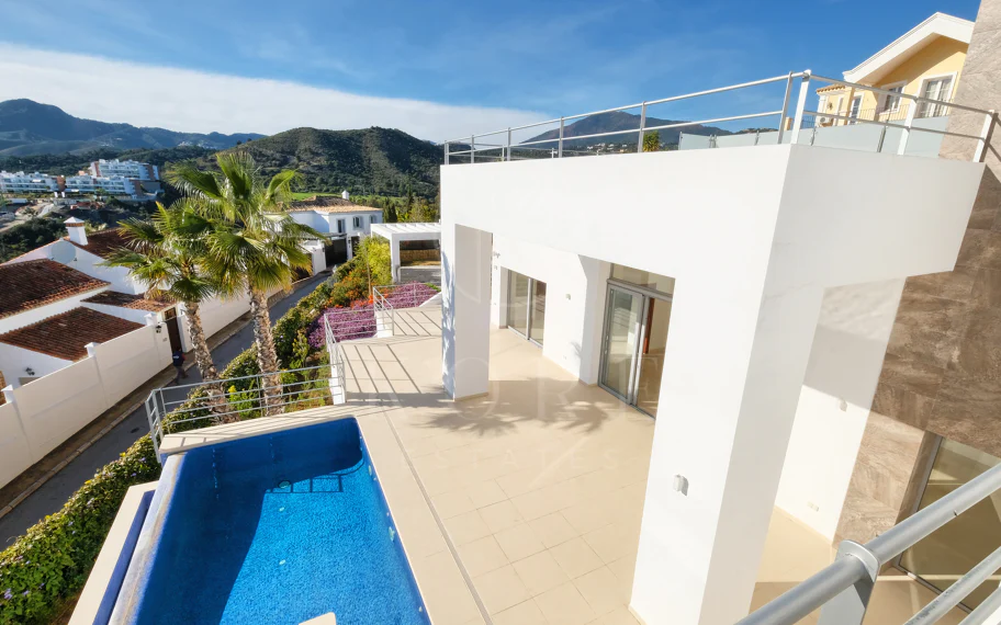 Villa de lujo de 4 dormitorios en Puerto del Capitán, Benahavís, con vistas panorámicas