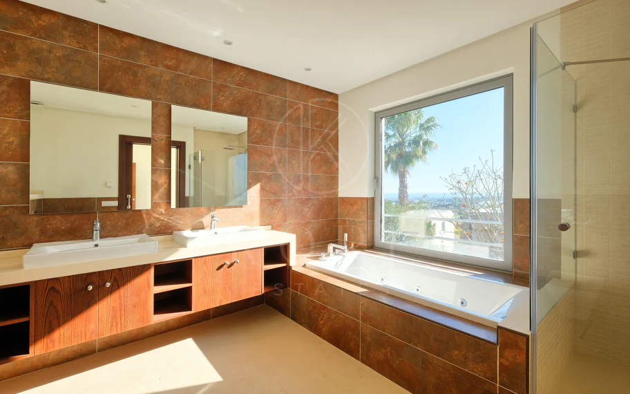 Villa de lujo de 4 dormitorios en Puerto del Capitán, Benahavís, con vistas panorámicas