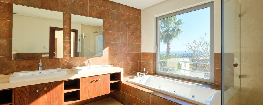 Villa de lujo de 4 dormitorios en Puerto del Capitán, Benahavís, con vistas panorámicas