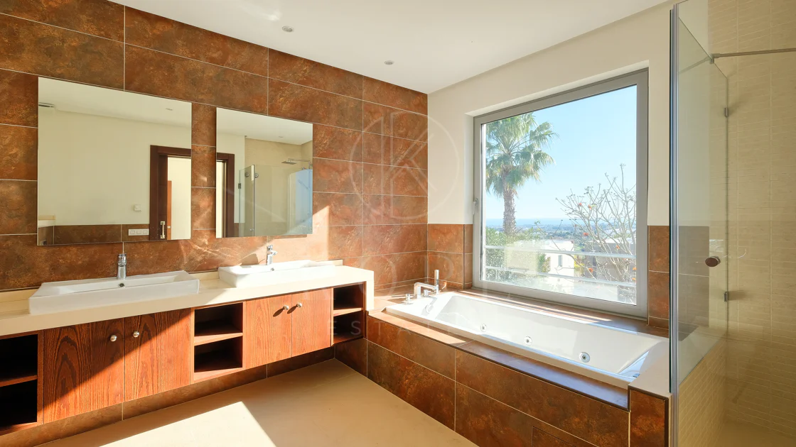 Villa de lujo de 4 dormitorios en Puerto del Capitán, Benahavís, con vistas panorámicas