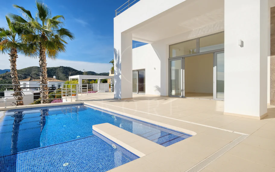 Villa de lujo de 4 dormitorios en Puerto del Capitán, Benahavís, con vistas panorámicas
