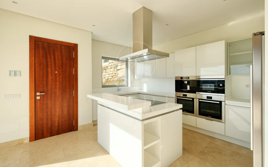 Villa de lujo de 4 dormitorios en Puerto del Capitán, Benahavís, con vistas panorámicas