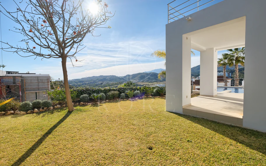 Villa de lujo de 4 dormitorios en Puerto del Capitán, Benahavís, con vistas panorámicas