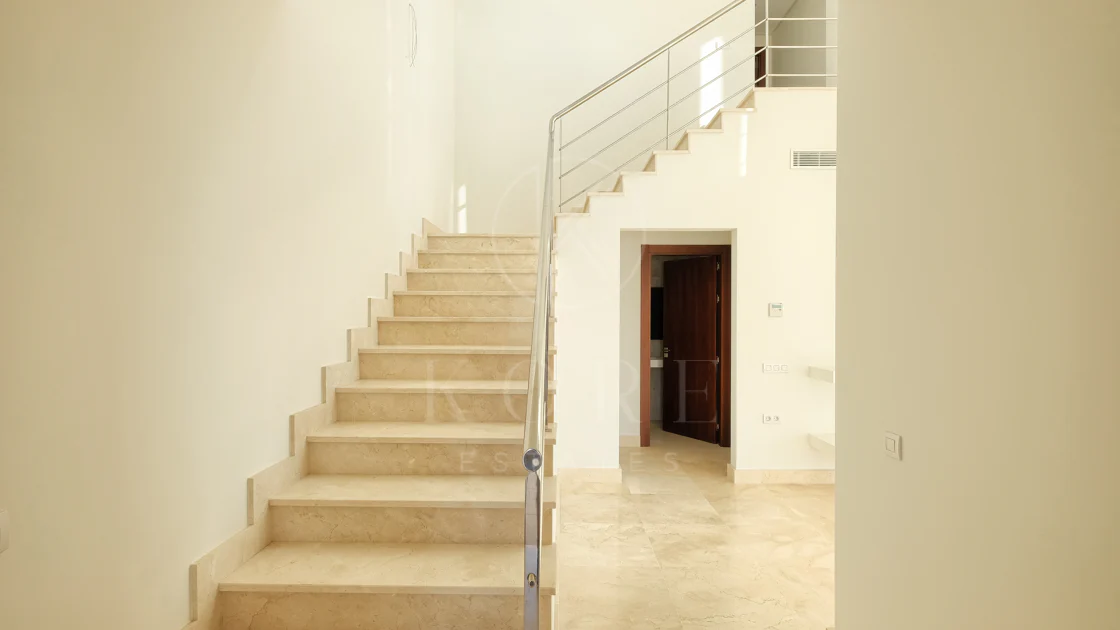 Villa de lujo de 4 dormitorios en Puerto del Capitán, Benahavís, con vistas panorámicas