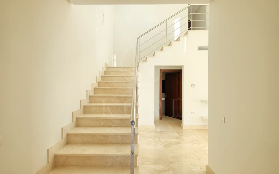 Villa de lujo de 4 dormitorios en Puerto del Capitán, Benahavís, con vistas panorámicas