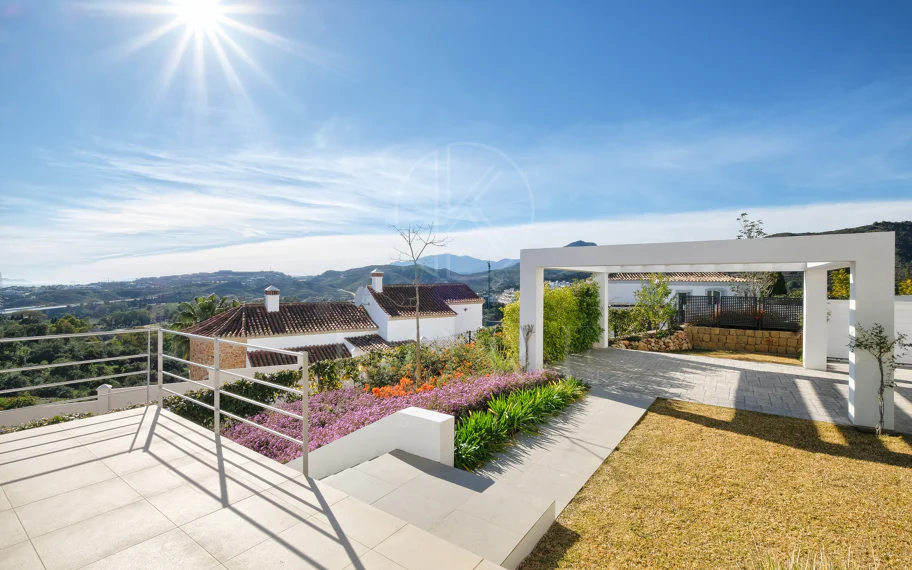 Villa de lujo de 4 dormitorios en Puerto del Capitán, Benahavís, con vistas panorámicas