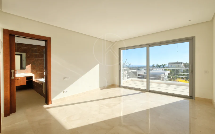 Villa de lujo de 4 dormitorios en Puerto del Capitán, Benahavís, con vistas panorámicas
