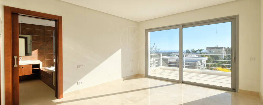 Villa de lujo de 4 dormitorios en Puerto del Capitán, Benahavís, con vistas panorámicas
