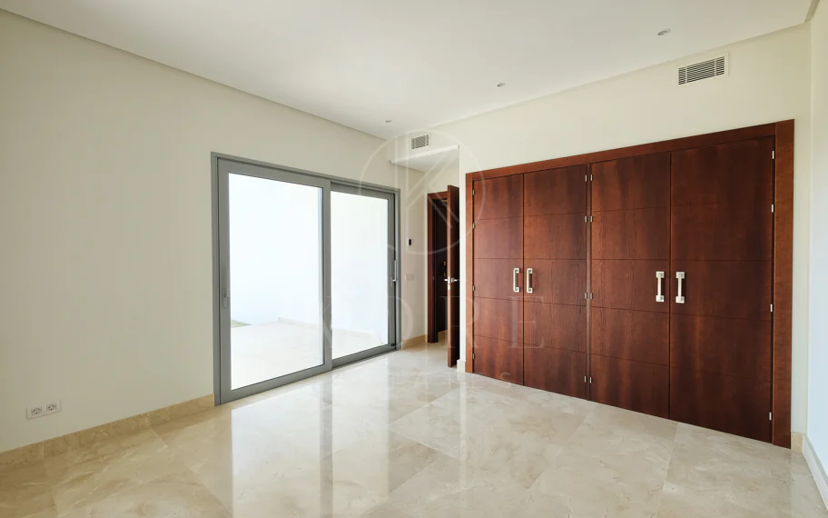 Villa de lujo de 4 dormitorios en Puerto del Capitán, Benahavís, con vistas panorámicas