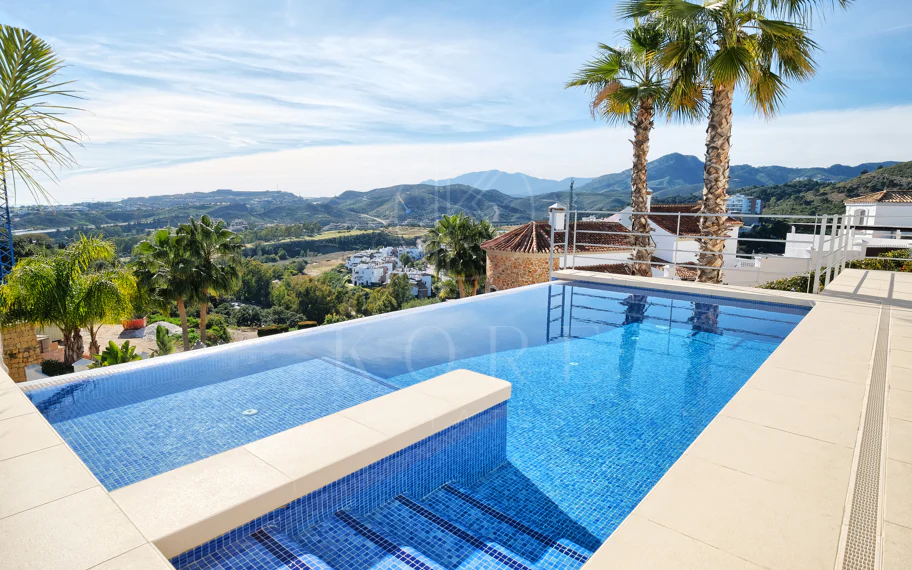 Villa de lujo de 4 dormitorios en Puerto del Capitán, Benahavís, con vistas panorámicas