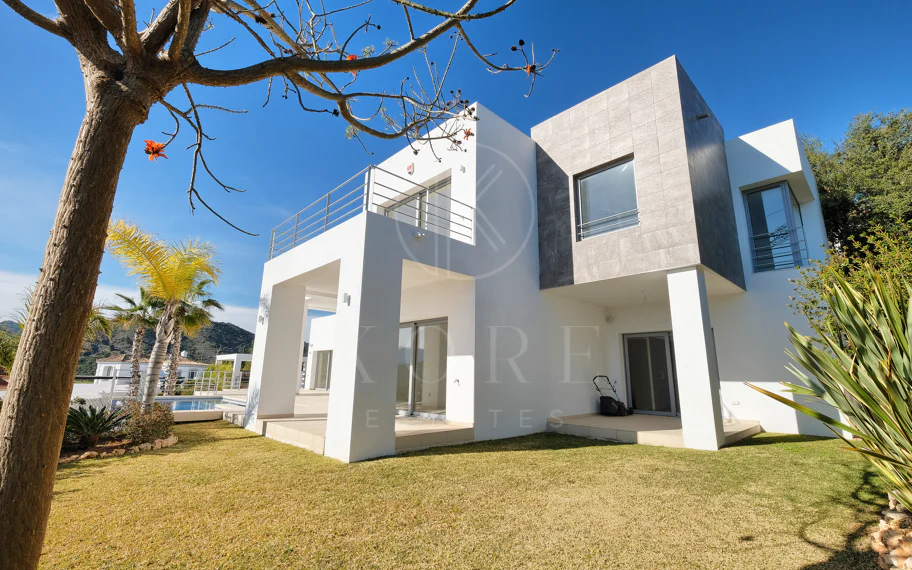 Villa de lujo de 4 dormitorios en Puerto del Capitán, Benahavís, con vistas panorámicas