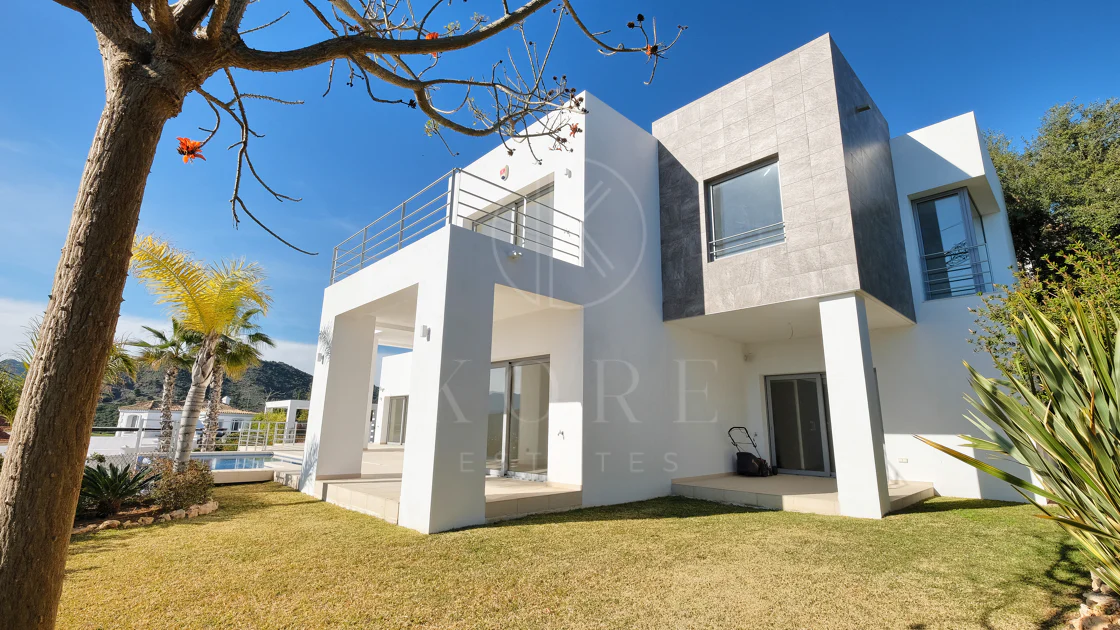 Villa de lujo de 4 dormitorios en Puerto del Capitán, Benahavís, con vistas panorámicas