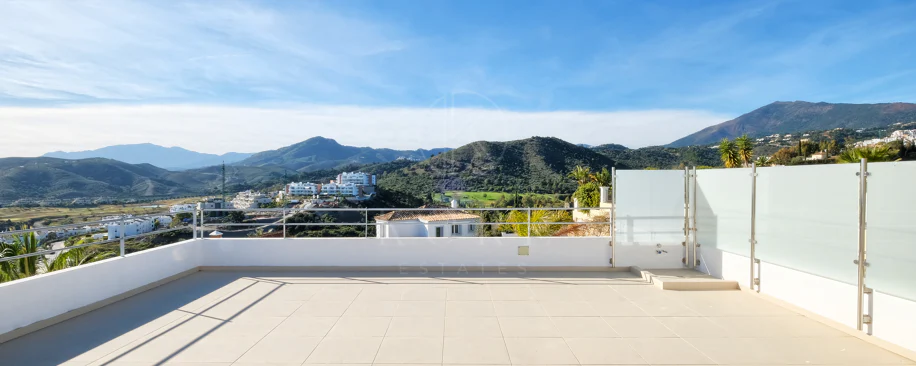 Villa de lujo de 4 dormitorios en Puerto del Capitán, Benahavís, con vistas panorámicas