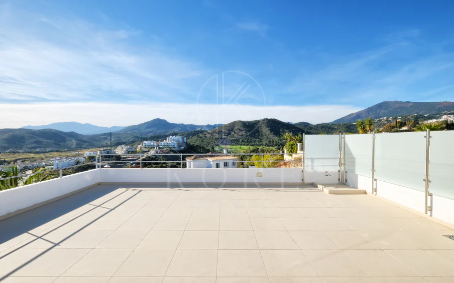 Villa de lujo de 4 dormitorios en Puerto del Capitán, Benahavís, con vistas panorámicas